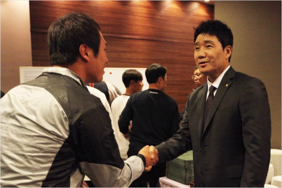 한용덕 한화 신임 감독(오른쪽)이 5일 일본 미야자키 마무리 훈련에 앞서 열린 선수단과 첫 상견례에서 악수를 나누는 모습.(미야자키=한화)