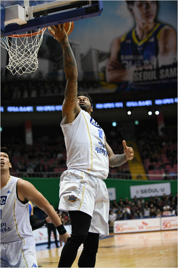 '무주공산' KCC 에밋이 5일 삼성과 원정에서 동료 하승진이 상대 수비수들을 몸으로 막아주며 길을 터주자 편안하게 레이업슛을 하는 모습.(잠실=KBL)