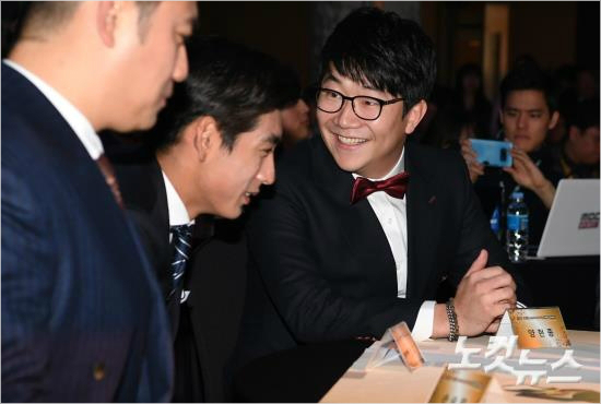 '정후야, 난 MVP야' KIA 에이스 양현종(오른쪽)이 6일 '2017 타이어뱅크 KBO 리그' 정규리그 시상식에서 신인왕을 차지한 넥센 이정후와 대화를 나누고 있다.(사진=이한형 기자)