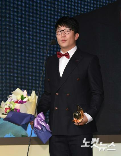 KIA 양현종이 6일 '2017 타이어뱅크 KBO 리그' 정규리그 시상식에서 다승 타이틀을 수상한 뒤 소감을 밝히고 있다.(사진=이한형 기자)
