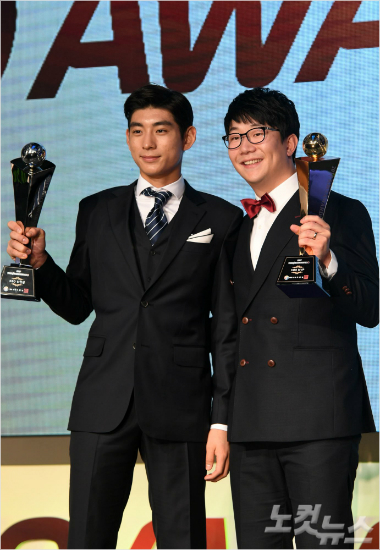 '이렇게 좋을 수가' KIA 양현종(오른쪽)과 넥센 이정후가 6일 오후 서울 인터컨티넨탈 서울코엑스에서 열린 2017 타이어뱅크 KBO 시상식에서 각각 MVP와 신인상을 받은 뒤 포즈를 취하고 있다.(사진=이한형 기자)