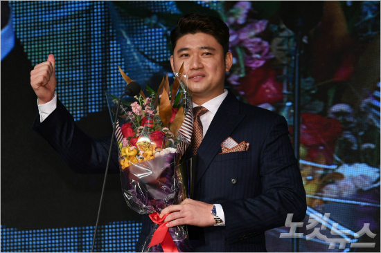 '엄지 척' 6일 오후 서울 인터컨티넨탈 서울코엑스에서 열린 2017 타이어뱅크 KBO 시상식에서 롯데 손승락이 세이브상을 수상 후 소감을 말하고 있다.(사진=이한형 기자)