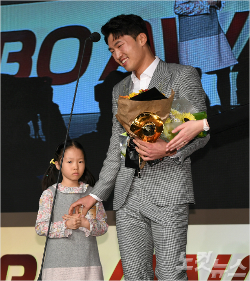 '오빠, 너무 쑥쓰러워' 6일 오후 서울 인터컨티넨탈 서울코엑스에서 열린 2017 타이어뱅크 KBO 시상식에서 삼성 박해민이 도루상을 수상 후 동생과 함께 소감을 말하고 있다.(사진=이한형 기자)