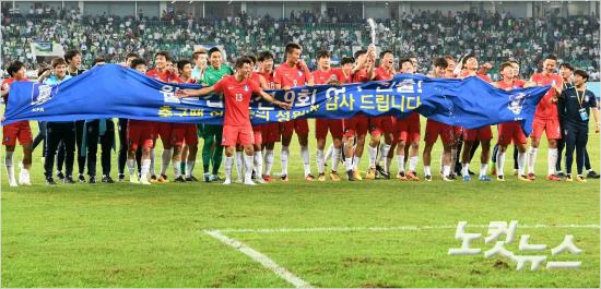 9회 연속 월드컵 진출을 확정한 뒤 기뻐하는 축구 대표팀. 하지만 이후 부진한 경기력과 함께 비난을 한 몸에 받고 있다. (박종민 기자)