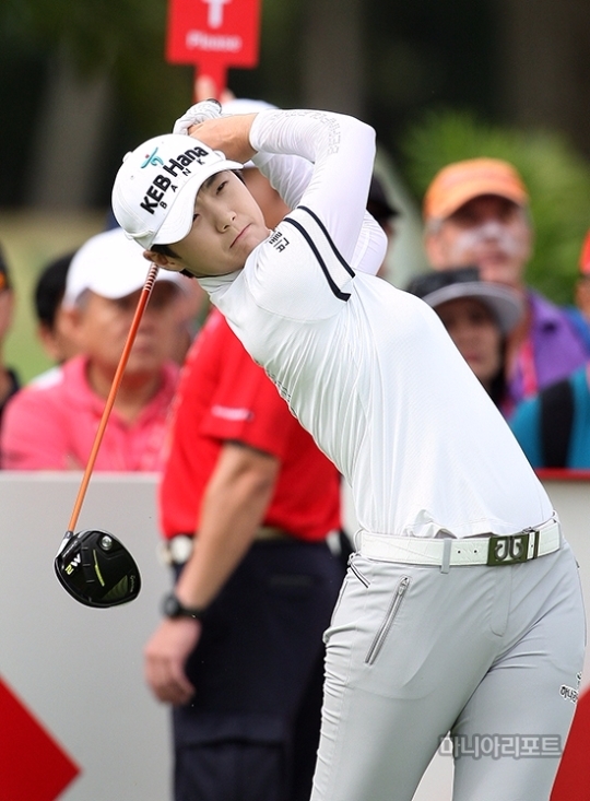 박성현의 LPGA투어 정회원 데뷔전이던 3월 HSBC 위민스 챔피언스에서 역사적인 1번 첫 티샷을 하는 박성현. 잔뜩 긴장한 표정이다. 사진=마니아리포트 DB