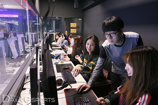 액토즈소프트가 지난달 진행한 랜파티 방식 여성대회 '오버워치 올 포 레이디스'.