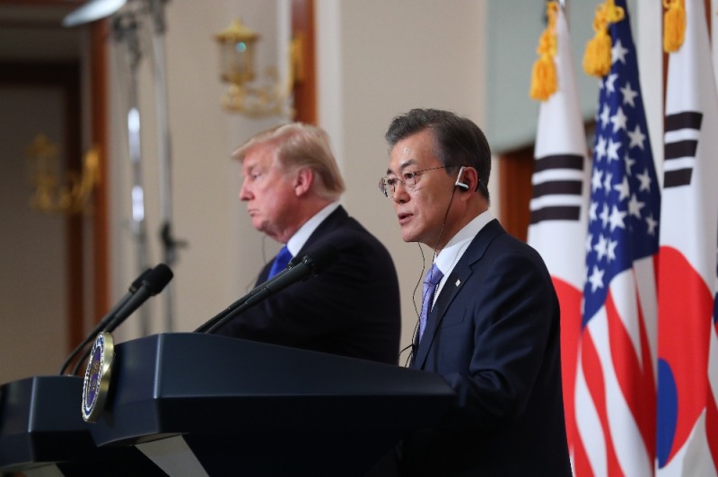 문재인 대통령과 도널드 트럼프 미 대통령이 7일 청와대 본관 충무실에서 공동기자회견을 하고 있다. (사진= 뉴시스)