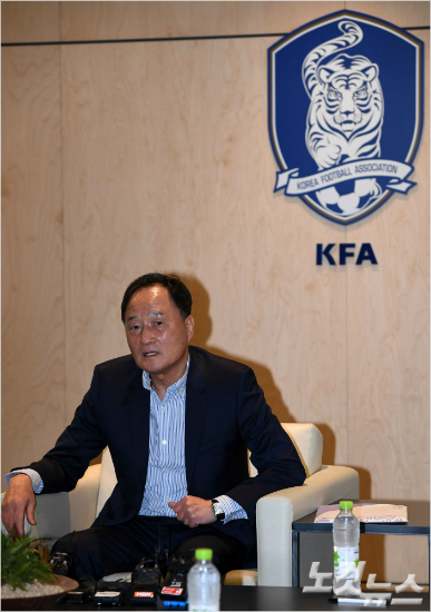 김호곤 전 대한축구협회 부회장 겸 기술위원장의 퇴진은 한국 축구 행정의 세대교체를 가장 분명하게 보여주는 대목이다. 이한형기자