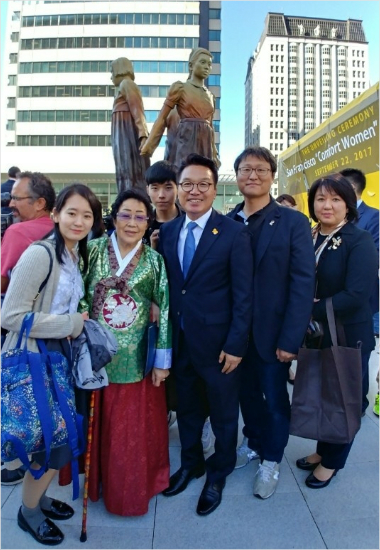 지난 9월 샌프란시스코 소녀상 제막식에 참석한 이용수 할머니(왼쪽에서 두 번째)와 조정래 감독(오른쪽에서 두번째). (사진=조정래 감독 제공)