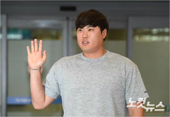 미국 메이저리그 정규시즌을 마친 류현진(LA 다저스)이 8일 오후 인천국제공항을 통해 귀국하고 있다 (사진=노컷뉴스 이한형 기자)