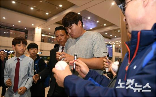 미국 메이저리그 정규시즌을 마친 류현진(LA 다저스)이 8일 오후 인천국제공항을 통해 귀국해 팬들에게 사인을 하고 있다 (사진=노컷뉴스 이한형 기자)