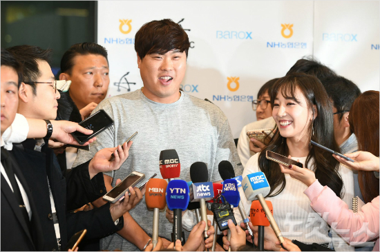 미국 메이저리그 정규시즌을 마친 류현진(LA 다저스)이 8일 오후 인천국제공항을 통해 귀국해 취재진 질문에 답하고 있다 (사진=노컷뉴스 이한형 기자)