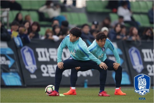 기성용은 자신을 비롯해 유럽 리그에서 활약하는 선수가 소속팀 경기 후 곧장 대표팀 소집을 위해 장거리 비행을 하는 일이 쉽지 않다고 고백했다.(사진=대한축구협회 제공)