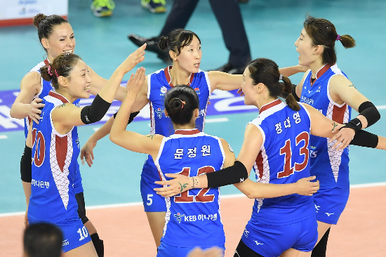 한국도로공사 선수들이 9일 김천실내체육관에서 열린 흥국생명과 경기에서 득점에 성공하고 기뻐하고 있다. (사진=한국배구연맹 제공)