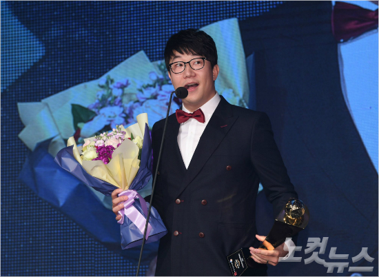'저 최고 대우 해주실 거죠?' 6일 오후 서울 인터컨티넨탈 서울코엑스에서 열린 2017 타이어뱅크 KBO 시상식에서 KIA 양현종이 KBO MVP를 수상한 뒤 소감을 말하는 모습.(자료사진=이한형 기자)