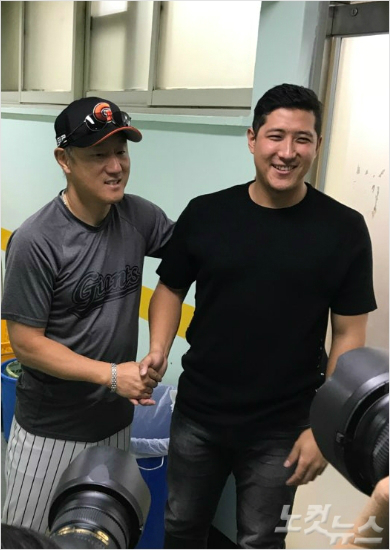 '롯데는 안 올 거니?' 황재균(오른쪽)이 지난 9월 LG와 원정을 치른 롯데 더그아웃을 찾아 조원우 감독과 인사하는 모습.(사진=노컷뉴스DB)