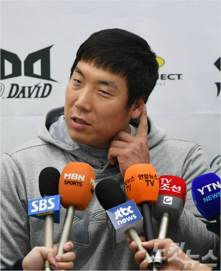 '두산이 잡아줄까요?' 메이저리그 필라델피아 필리스에서 활약한 외야수 김현수(29)가 10월 19일 오후 인천국제공항을 통해 귀국해 취재진 질문에 답하는 모습.(자료사진=이한형 기자)