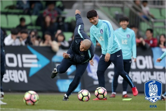 핵심선수라고 할지라도 부상이 있는 선수는 과감하게 제외하는 콜롬비아와 달리 대표팀 가용자원이 풍부하지 않은 한국은 유럽리그에서 활약하는 선수의 위험부담이 더 클 수밖에 없다.(사진=대한축구협회 제공)