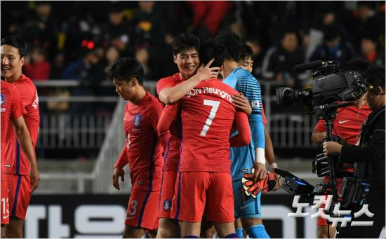 기성용은 콜롬비아전 승리로 축구대표팀 모두가 자신감을 얻었다면서 2018 러시아월드컵 본선까지 축구팬의 더 큰 응원을 당부했다. 이한형기자