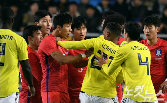 한국과 콜롬비아 선수들의 충돌 장면. (이한형 기자)
