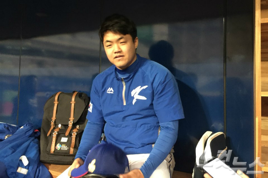 한국 야구대표팀의 투수 장현식이 11일 고척 스카이돔에서 훈련에 앞두고 취재진과 인터뷰를 하고 있다. (사진=노컷뉴스)