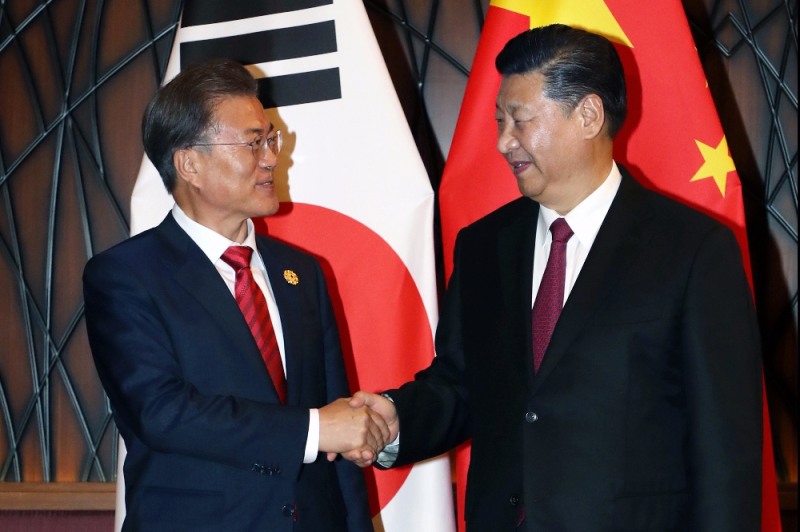 문재인 대통령이 시진핑 중국 국가주석과 11일 오후(현지시각) 아시아태평양경제협력체(APEC) 정상회의가 열린 베트남 다낭의 한 호텔에서 정상회담에 앞서 악수하고 있다.(사진=뉴시스)