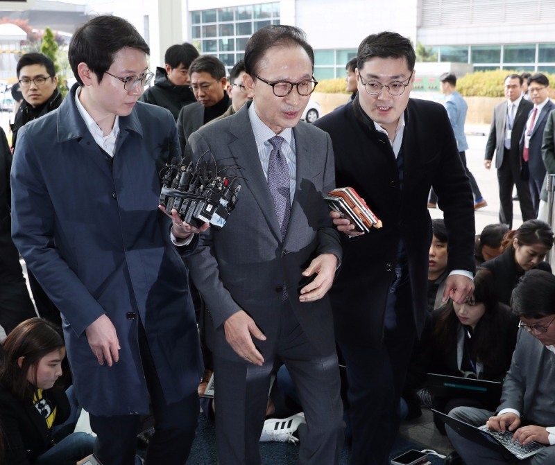 이명박 전 대통령이 12일 바레인 출국을 위해 인천국제공항 귀빈실로 들어서고 있다.(사진=뉴시스)