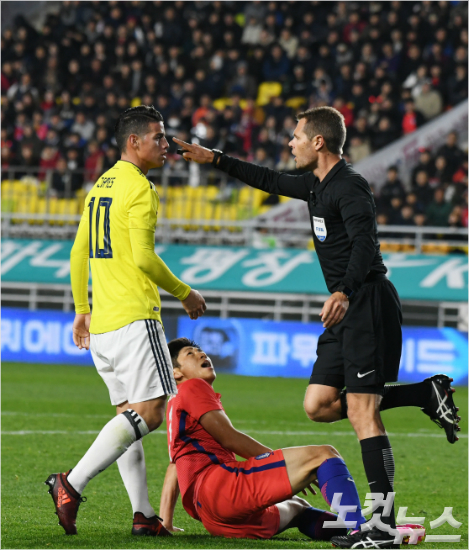 콜롬비아의 하메스 로드리게스는 한국과 평가전에서 발을 밟혀 쓰러진 한국 공격수 이근호를 거칠게 일으켜 세우다 주심으로부터 저지 당했다. 하메스는 후반에도 김진수에 같은 동작을 펼치다 기성용의 항의에 헐리웃 액션까지 선보였다. 이한형기자