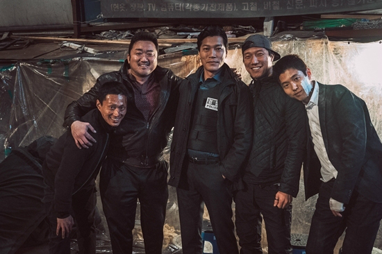 왼쪽부터 '범죄도시'에 출연한 배우 김성규, 마동석, 최귀화, 홍기준, 하준 (사진=메가박스㈜플러스엠 제공)