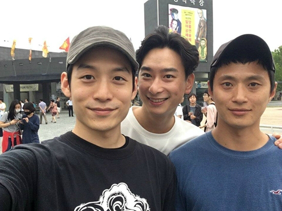 김성규는 대학 졸업 후 '극단의 극단' 창단 멤버로 연극 무대에 서면서 본격 연기를 시작했다. 맨 오른쪽이 김성규 (사진=극단의 극단 페이스북)