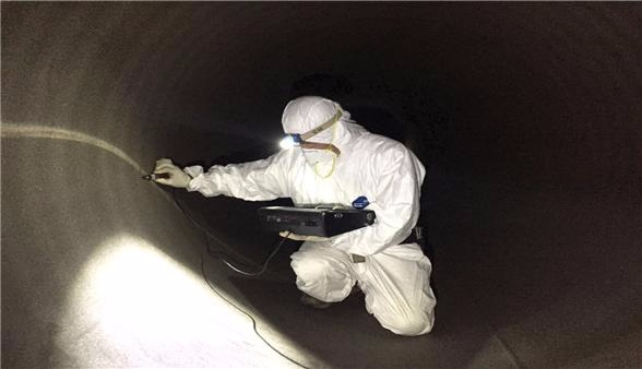 노후관 갱생공정 중 표면처리 검측 모습.(사진=K-water)