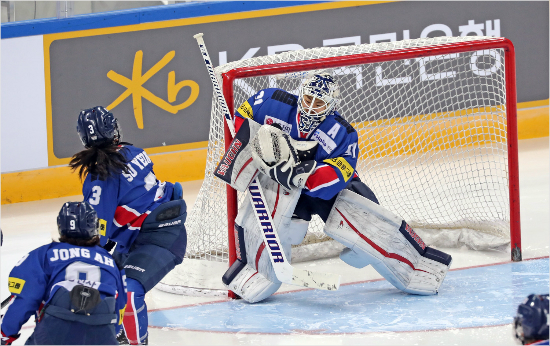 여자 아이스하키 대표팀의 든든한 골리 신소정은 프랑스와 4개국 친선대회에서 상대의 유효슈팅 23개 가운데 22개를 선방하며 최근 평가전 14연패 탈출의 일등공신이 됐다.(사진=대한아이스하키협회 제공)