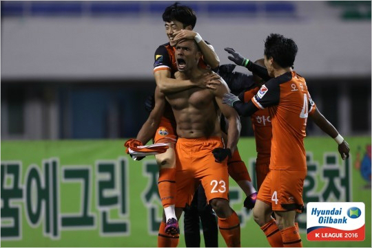 지난해 챌린지 준플레이오프를 거쳐 K리그 클래식까지 올라온 강원. (사진=한국프로축구연맹 제공)