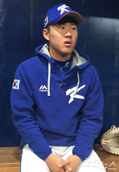 한국 야구대표팀의 최원준이 13일 고척 스카이돔에서 열린 훈련에 앞서 취재진과 인터뷰하고 있다. (사진=노컷뉴스)