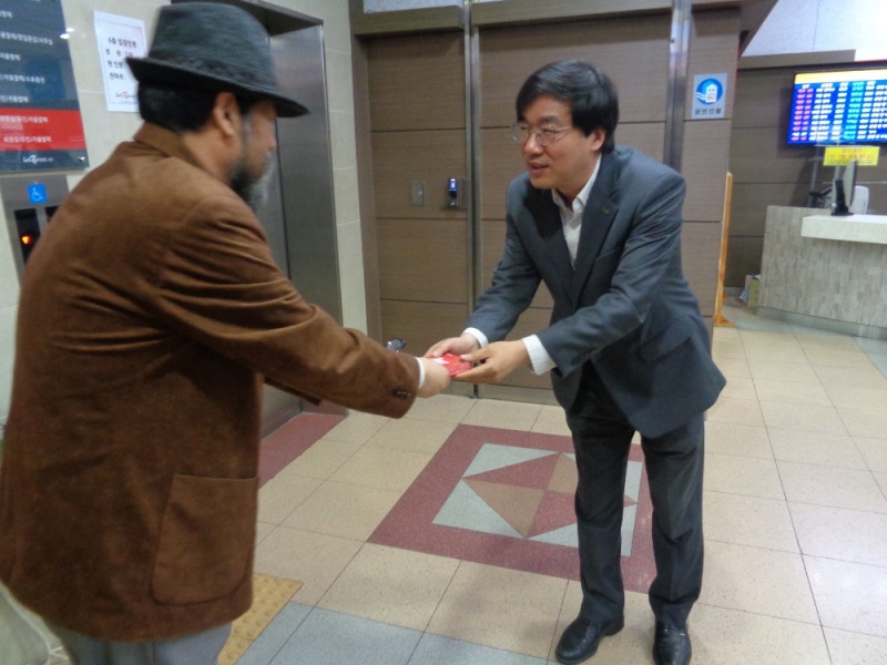 박진우 센타장이 빼빼로데이 고객사은행사를 진행하고 있다. (사진=강동문화센터)