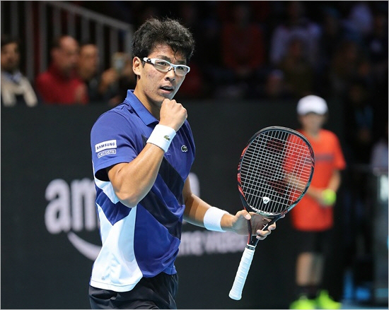 '이거야' 정현은 12일(한국 시각) 남자프로테니스(ATP) 투어 넥스트 제너레이션 파이널스 초대 챔피언에 등극하며 테니스 차세대의 선두 주자로 떠올랐다. 사진은 경기 중 정현이 포인트를 따내고 주먹을 불끈 쥐는 모습.(밀라노=대한테니스협회)