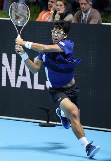 '혼신의 백핸드' 정현이 ATP 투어 넥스트 제네레이션 파이널스에서 주무기인 강력한 백핸드 스트로크를 펼치는 모습.(밀라노=대한테니스협회)