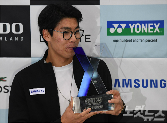 이형택 이후 14년 10개월 만에 ATP(남자프로테니스) 투어 정상에 오른 한국 남자 테니스의 간판 정현(21·세계랭킹 54위)이 13일 오후 인천공항을 통해 귀국, 트로피에 입을 맞추고 있다. 황진환기자