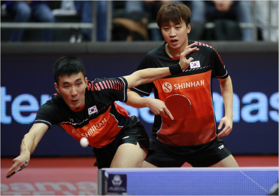 이상수(왼쪽)가 13일(한국 시각) 정영식과 함께 출전한 독일오픈 남자복식 결승에서 강력한 드라이브를 날리고 있다.(마그데부르크=국제탁구연맹)