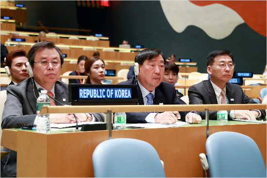 도종환 문화체육관광부 장관(왼쪽붙), 김연아 평창올림픽 홍보대사, 이희범 평창 조직위원장 등 정부대표단이 13일(현지 시각) 유엔총회에 참석해 평창올림픽 기간 휴전 결의안 채택 과정을 지켜보고 있다.(뉴욕=평창 조직위)