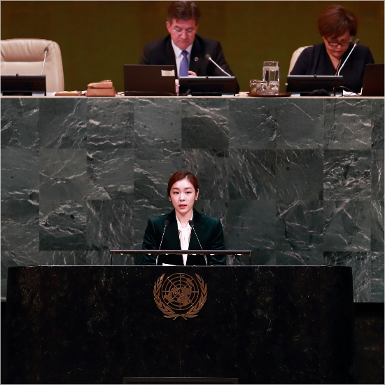 '피겨 여왕, UN에 서다' 김연아 평창올림픽 홍보대사가 13일(현지 시각) 유엔 총회에서 보조 발언을 하고 있다.(뉴욕=평창 조직위)