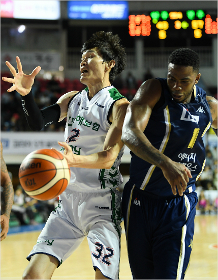 '700경기라도 못 봐준다' KCC 찰스 로드(오른쪽)가 14일 DB와 홈 경기에서 상대 베테랑 김주성의 공을 쳐내고 있다.(전주=KBL)