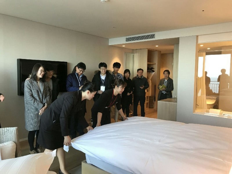 15일 롯데리조트속초에서 평창올림픽조직위원회 숙박운영부 직원들과 강원도 내 숙박업소 종사자 총40여명을 대상으로 ‘서비스 집중교육’을 시행했다.(사진=롯데호텔)