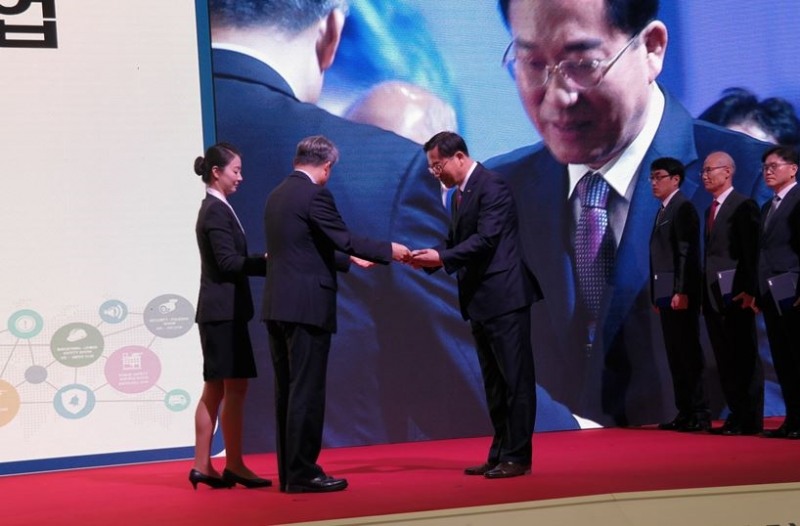 한국시설안전공단 박구병 안전관리이사가 표창장을 수여하고 있다.(사진=한국시설안전공단)