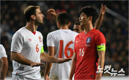 세르비아 주장 이바노비치와 신경전을 펼치는 기성용. (이한형 기자)