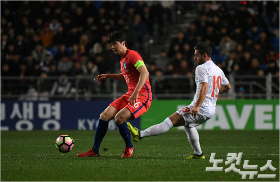 기성용은 내년 3월까지 대표팀에 소집될 수 없는 자신을 포함한 유럽파가 소속팀에 돌아가 꾸준한 경기력을 유지해야 한다고 강조했다. 이한형기자