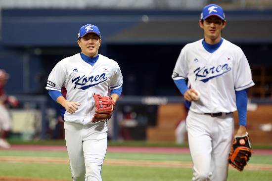 한국 야구대표팀의 내야수 류지혁(왼쪽)과 주장 구자욱. (사진=한국야구위원회 제공)
