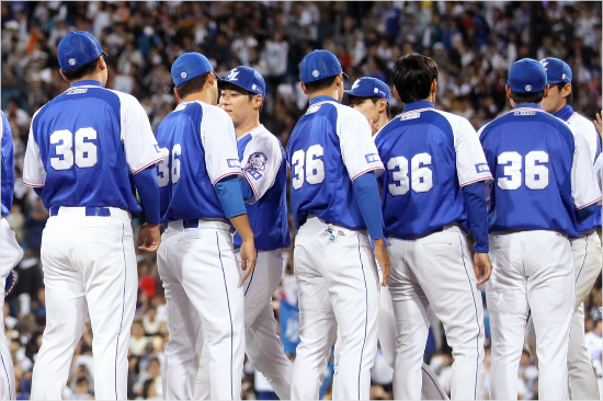 '내년 마지막 경기는 가을야구에서 할 수 있을까?' 삼성은 최근 2년 연속 9위에 머물며 명가의 자존심에 상처를 입었다. 사진은 올해 정규리그 마지막 홈 경기를 마친 뒤 선수들이 하이파이브를 하는 모습.(자료사진=삼성)