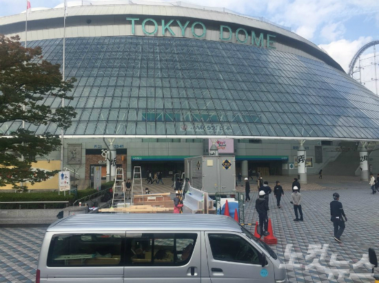 15일 일본 도쿄돔 중앙 출입구에서는 '아시아프로야구챔피언십 2017' 대회 기간 경기장을 찾을 팬들을 맞이할 준비가 한창이다. (사진=노컷뉴스)