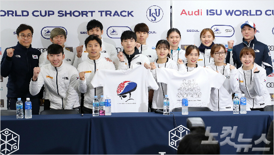 한국 남녀 쇼트트랙 대표팀 선수단이 15일 서울 목동실내빙상장에서 열린 월드컵 4차 대회 미디어데이 행사에서 기념 포즈를 취하며 파이팅을 외치고 있다 (사진=노컷뉴스 박종민 기자)